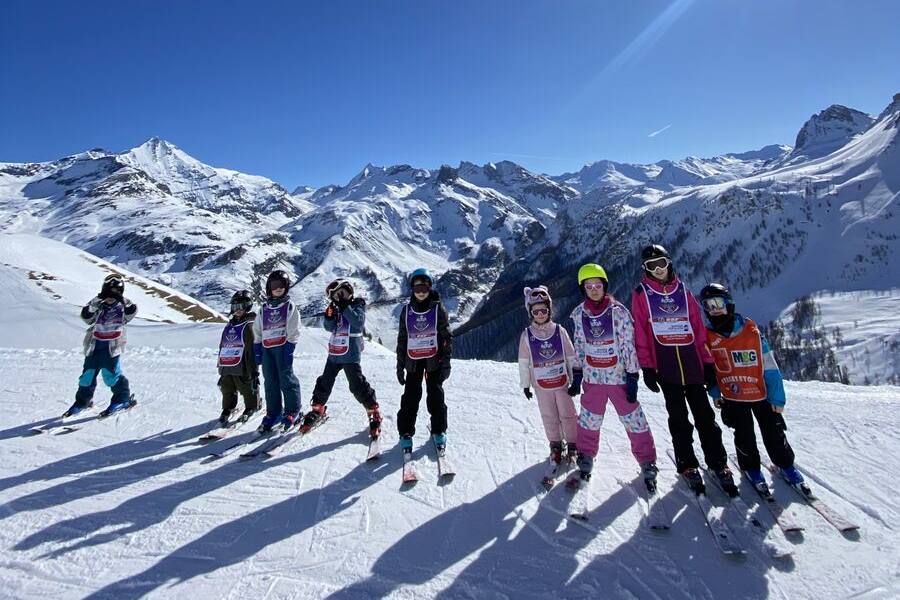 Raphael et ses élèves sur les pistes