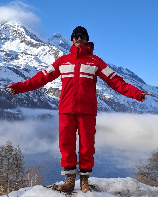 Raphael en tenue ESF devant la montagne