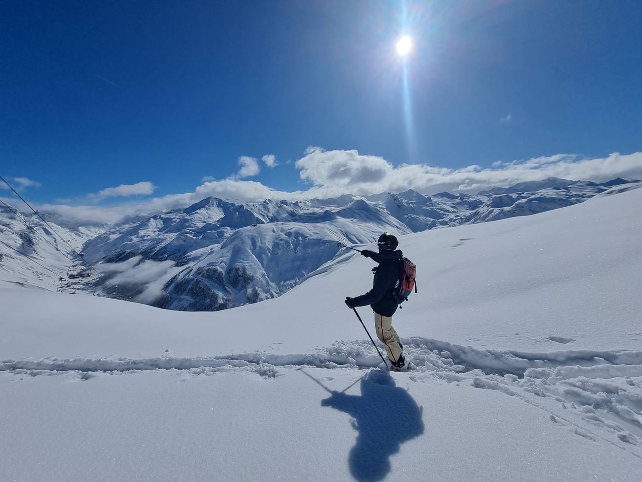 Raphael à ski au-dessus de la vallée